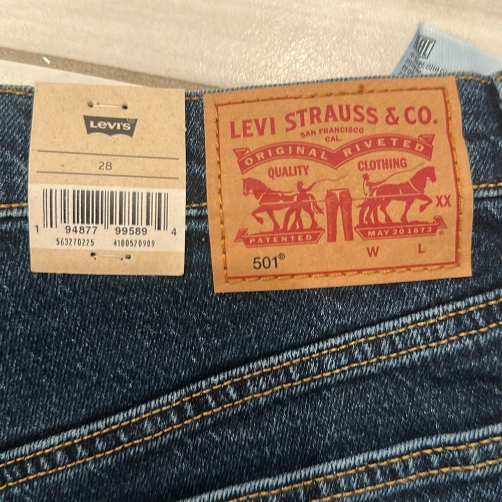 NWT Levi 501 Shorts - Picture 3 of 4